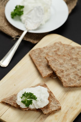 Knäckebrot mit Magerquark