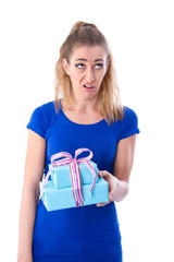 Enttäuschte Frau mit Geschenk in der Hand