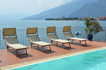 Fototapeta na wymiar Dwa sundeds przeciwko Jezioro Como, Włochy