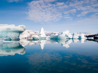 Fototapeta na wymiar Góry lodowe na morzu