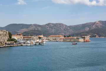 Fototapeta na wymiar Stadt am Meer auf Elba