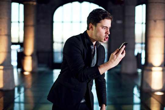 Homme col&eacute;rique face &agrave; son t&eacute;l&eacute;phone