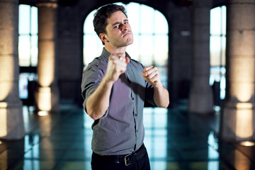 Homme voulant se battre