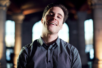 Homme caucasien souriant