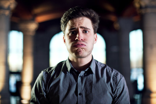 Homme caucasien soupirant