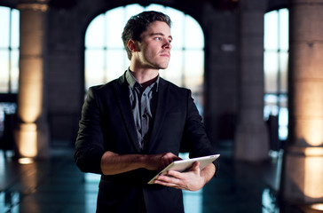 Homme d'affaire tenant une tablette