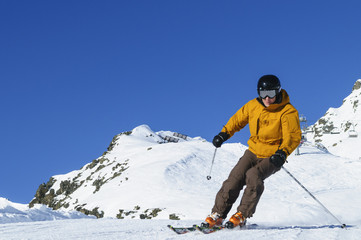 Fototapeta na wymiar Narciarstwo alpejskie w górach