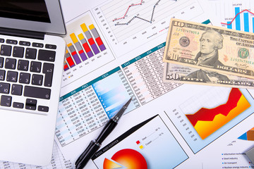 Obraz premium Financial papers on the table
