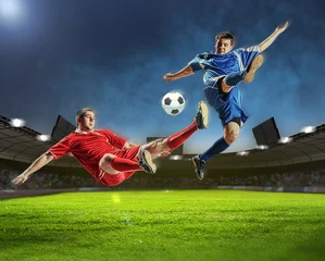 Poster Voetbal twee voetballers die de bal slaan