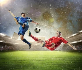 Crédence de cuisine en verre imprimé Foot deux joueurs de football frappant le ballon