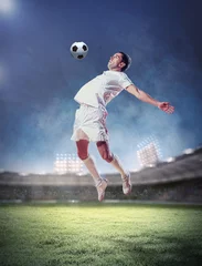 Fototapeten Fußballspieler, der den Ball schlägt © Sergey Nivens