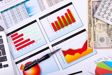 Obraz premium Financial papers on the table