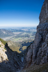 Ausblick durch Gebirgsspalt