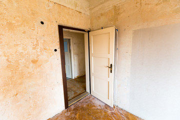 Obraz na płótnie Canvas Apartament w potrzebie renowacji