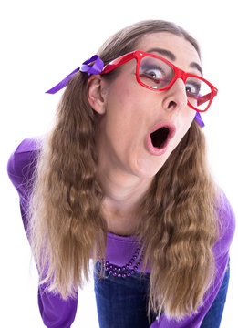 Freches M&auml;dchen mit Brille isoliert