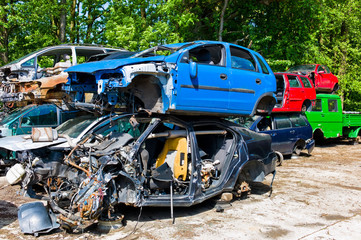 Schrottautos auf einem Schrottplatz