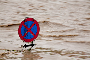 Überflutung bei Hochwasser nach Regen