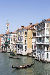 Fototapeta na wymiar Turyści i gondole w Wenecji, Włochy
