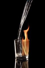 Feuer und Flüssigkeit im Glas