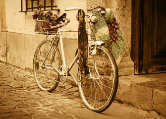 Naklejka na ściany i meble Vintage rower oparty o starych drzwi w średniowiecznej ulicy