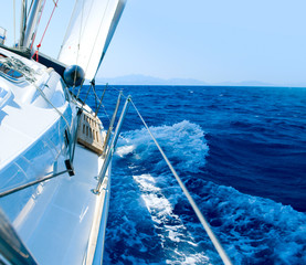 Fototapeta na wymiar Jacht. ¯eglarstwo. Yachting. Turystyka. Luxury Lifestyle