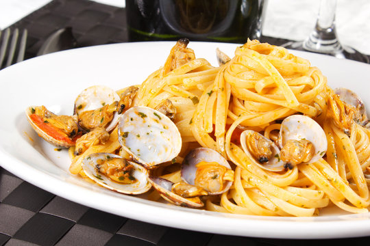 Spaghetti al sugo con le vongole veraci