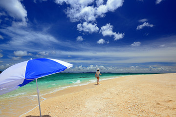 南国沖縄の美しいビーチで寛ぐ女性