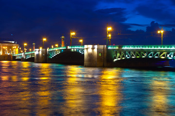 Fototapeta na wymiar Palace Bridge w nocy
