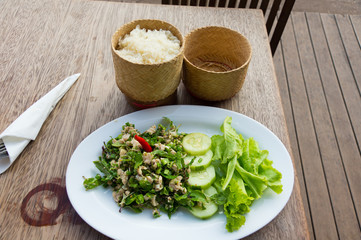 タイ料理　ラープガイ