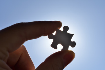 ジグソーパズル　青空と太陽の背景