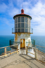 Fototapeta na wymiar Widok dnia On Point Bonita Lighthouse i panoramę