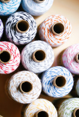 bunte Garnrollen