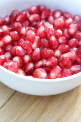 ciotola di bacche di melograno