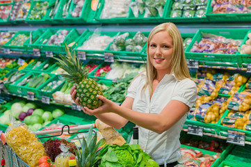 Frau beim Einkauf von Obst und Gemüse