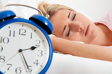 Schlaflos mit Uhr in der Nacht.