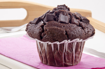 Schokolade Muffin auf einem Frühstückstablett