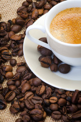 kaffeebohnen auf einer kaffeetasse