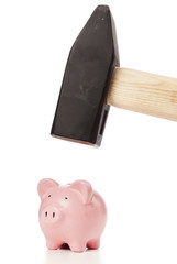 Sparschwein mit dem Vorschlaghammer zerschlagen