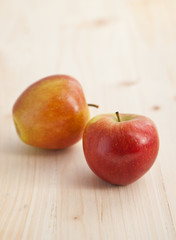Fototapeta na wymiar Jabłka na drewnianym stole