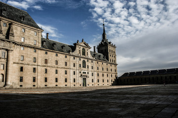 Fototapeta na wymiar El Escorial - zabytkowa rezydencja króla Hiszpanii