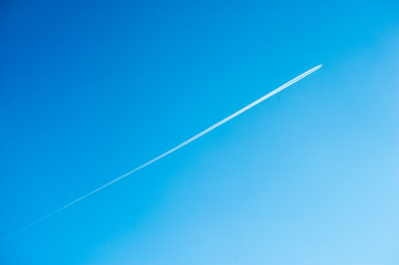 飛行機雲と快晴の空