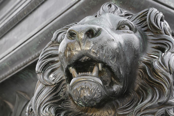 Kopf des bayerischen Löwen am Max-Joseph-Denkmal in München vor der Residenz