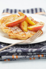 Waffeln mit Zimtäpfeln