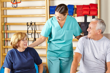 Physiotherapeutin leitet Rehasport