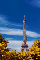 Fototapeta na wymiar Wieża Eiffla na tle błękitnego nieba i chmur. Paryż. Francja.