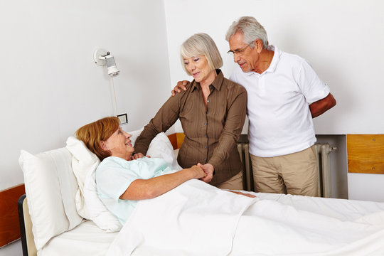 Senioren besuchen Frau im Krankenhaus