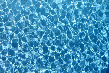 Lichtreflexe im Wasser des Swimmingpools