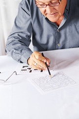 Senior löst Rätsel im Pflegeheim