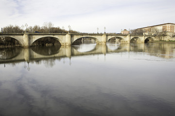 Fototapeta na wymiar Most i rzeka
