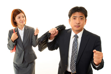 やる気に満ちあふれたビジネスマンとオフィスレディー